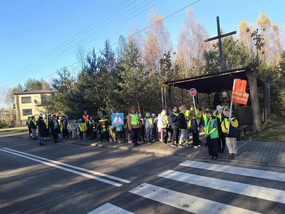 Marsz odblaskowy w Szczepocicach. Uczniowie świecą przykładem