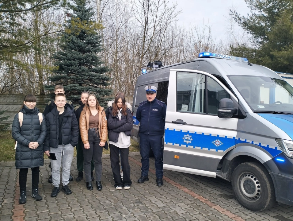 Policjanci z Radomska zachęcają młodzież do wstąpienia w szeregi formacji