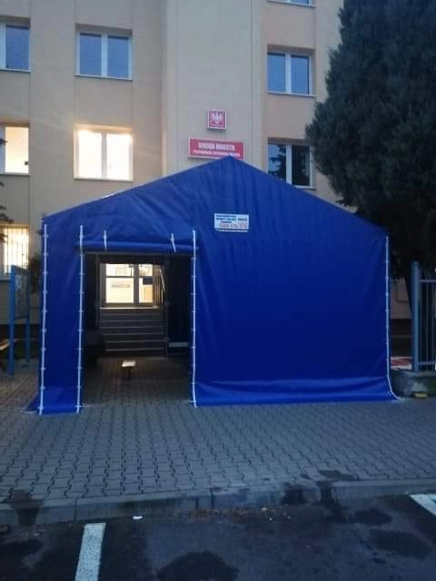 Piotrków Tryb.: namiot ochroni przed zimnem i opadami