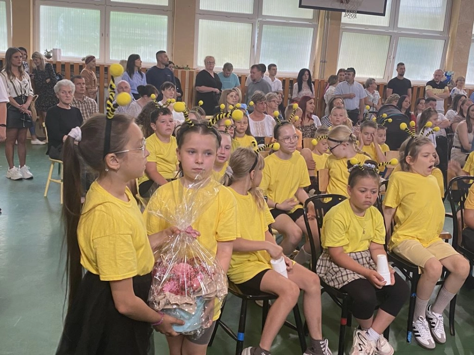 Zasłużone wakacje. Uczniowie „Jedynki” uroczyście zakończyli rok szkolny