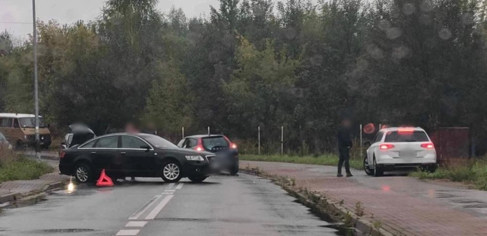 Wypadek na ul. Starowiejskiej w Radomsku. Dwie osoby przewiezione do szpitala