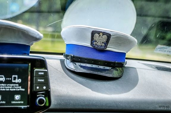 Policjanci z Piotrkowa odnaleźli zaginioną 10-latkę z Podlasia. Wybrała się w podróż taksówką!