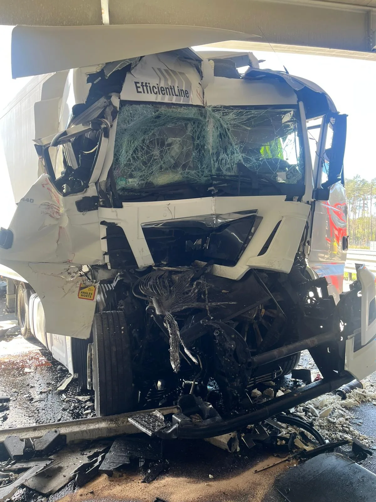 Zderzenie trzech ciężarówek. Droga w kierunku Łodzi zablokowana