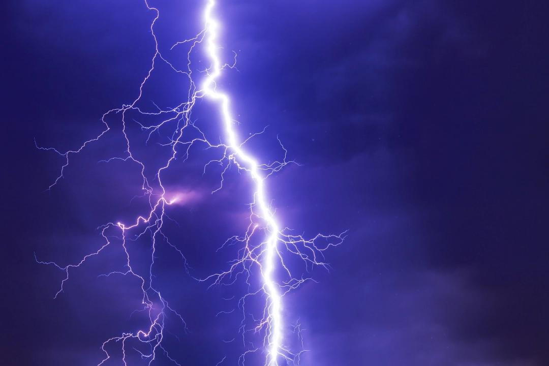 Meteorolodzy ostrzegają przed silnym wiatrem oraz burzami z gradem