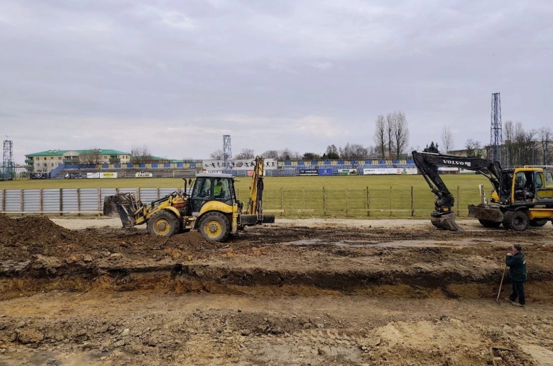 Na stadionie przy Brzeźnickiej buduje się nowa trybuna dla kibiców