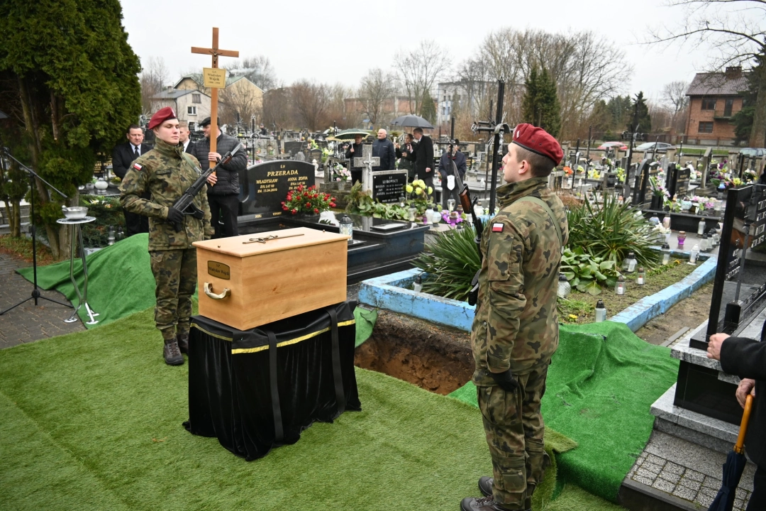 Po 74 latach Władysław Wójcik spoczął na cmentarzu w Gidlach