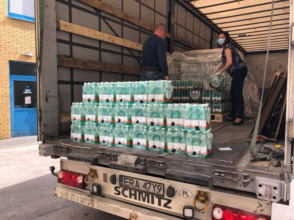 4 000 butelek wody dla pracowników szpitala w Radomsku