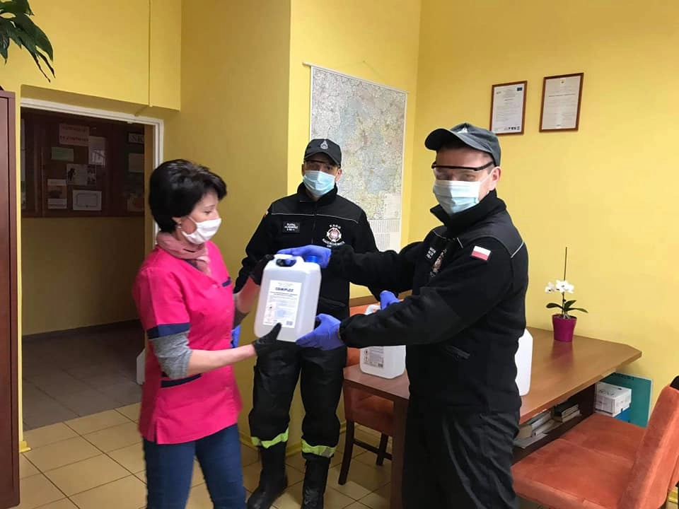 Strażacy z OSP z pow. radomszczańskiego dostarczają płyny dezynfekujące do placówek