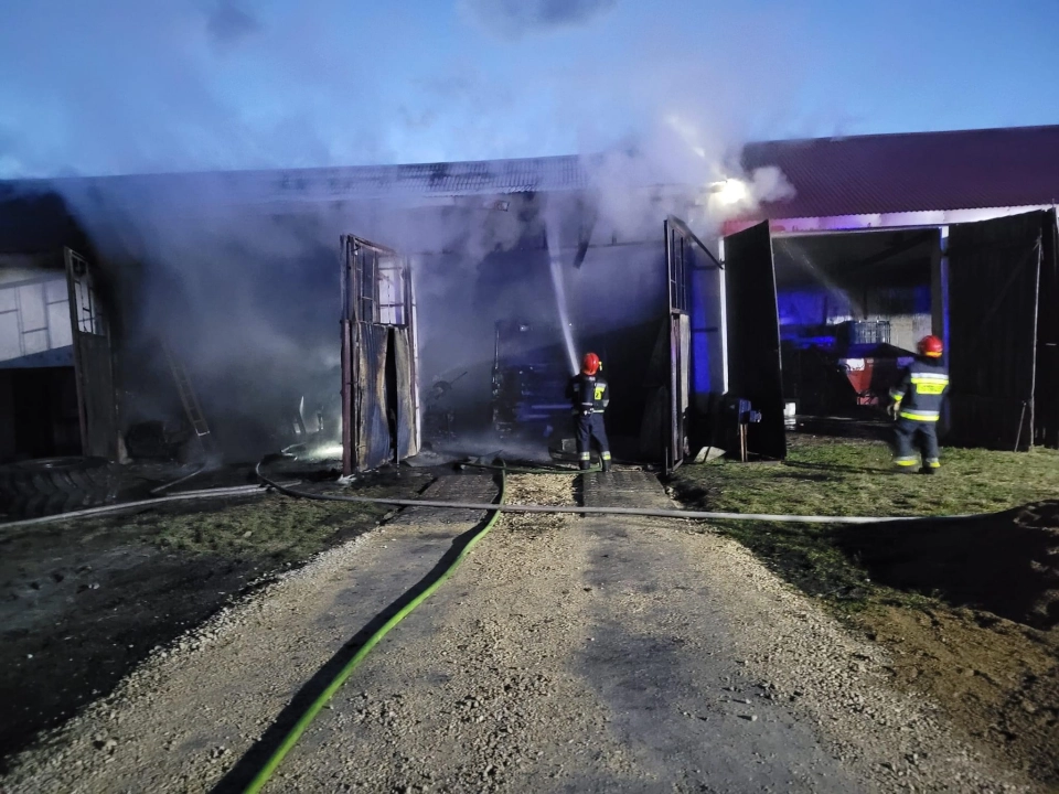 [WIDEO] Posadówka: zapalił się warsztat samochodowy oraz stojąca obok ciężarówka. Pół miliona złotych strat