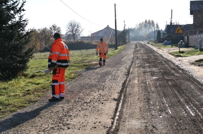 Rozpoczęła się naprawa zniszczonej drogi w Dziepółci