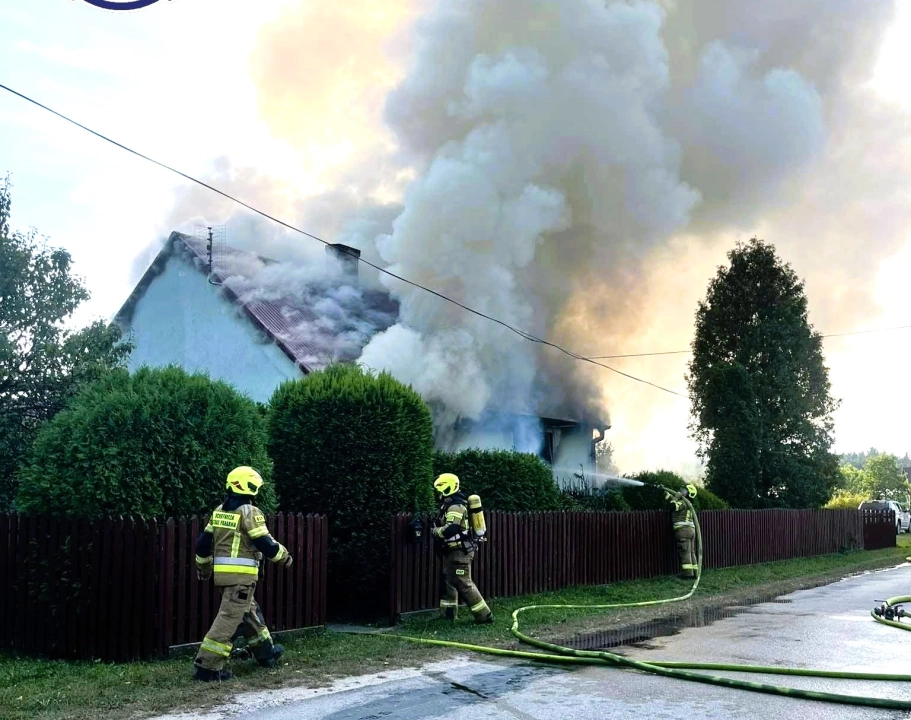 Pożar domu w miejscowości Zuzowy. Mężczyzna doznał oparzeń rąk