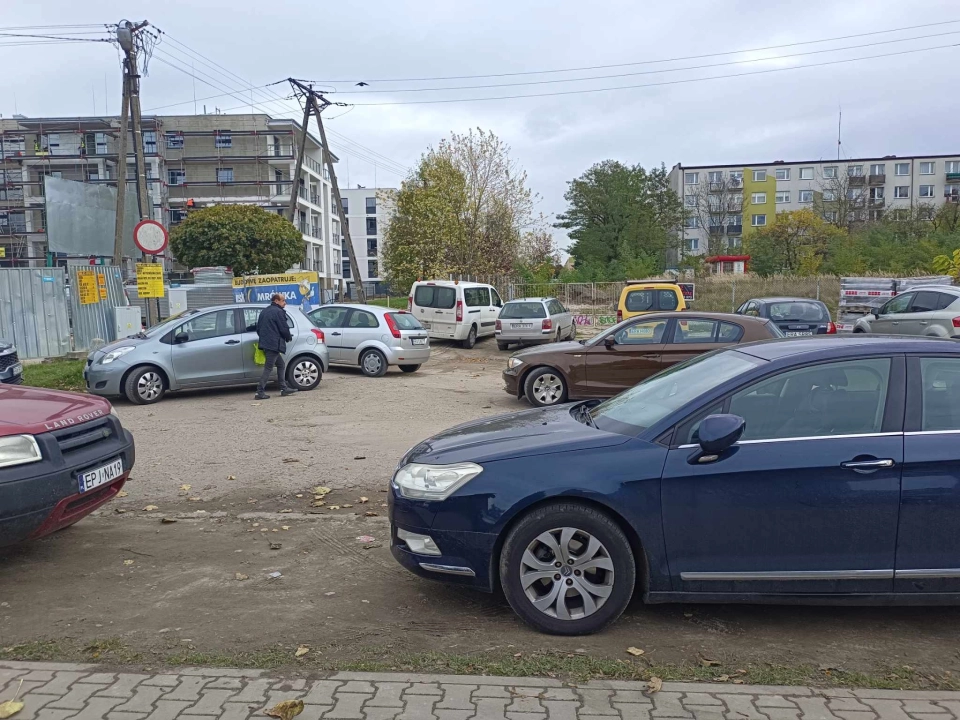 Problem z parkowaniem przy Starym Cmentarzu w Radomsku