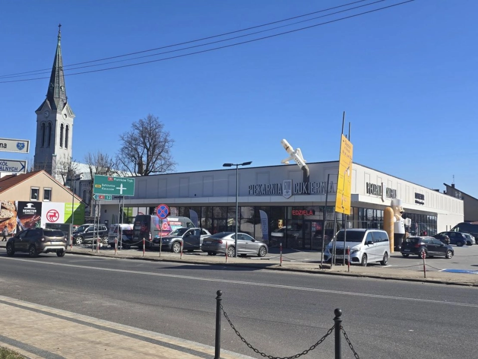 Kamieńsk z nowy centrum handlowym w centrum miasta