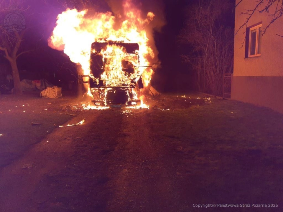 Nocny pożar samochodu ciężarowego: Straty oszacowane na 162 tys. zł