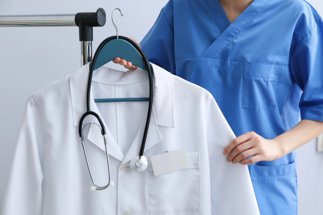 Jaki scrubs lekarski wybrać i na co zwracać uwagę?