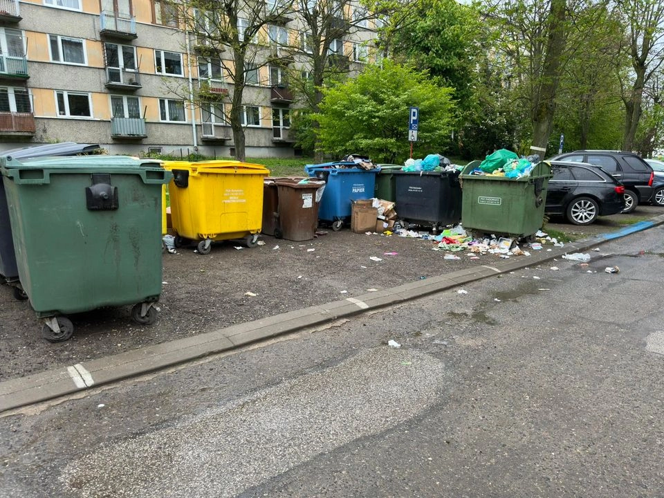 Przepełnione i niezabezpieczone kosze na śmieci na Piastowskiej