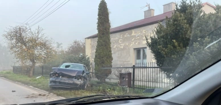 [WIDEO] Kierowca opla uciekł z miejsca wypadku. Wcześniej uderzył w ciężarówkę i ogrodzenie posesji