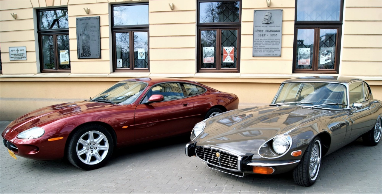 Wystawa zabytkowych pojazdów przed ratuszem muzeum w Radomsku