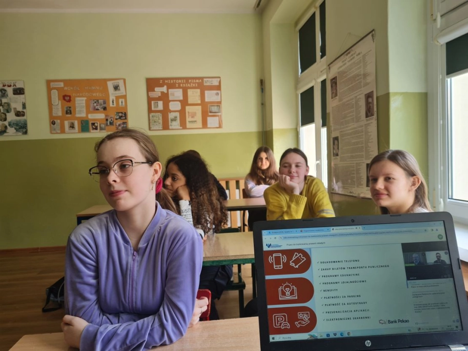 Uczniowie z Dobryszyc edukują się o finansach