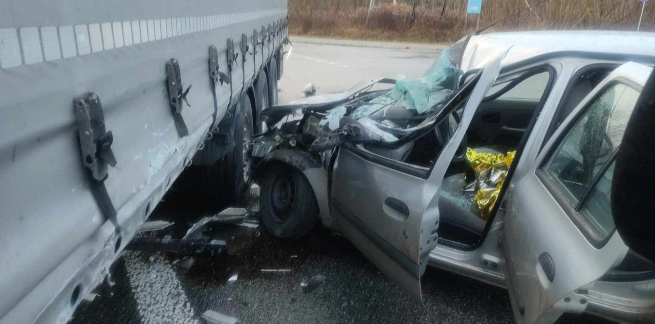 Kierowca ciężarówki wymusił pierwszeństwo. 22-latek został przewieziony do szpitala