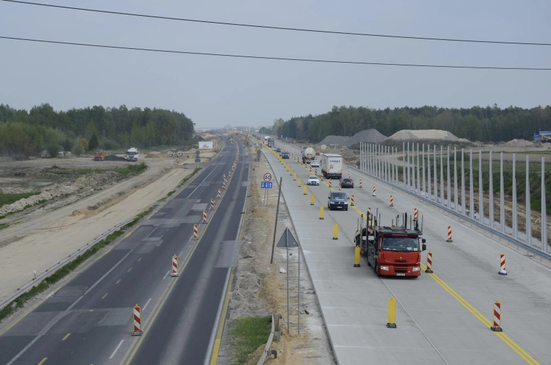 5 km nowej betonowej jezdni na autostradzie między Piotrkowem a Kamieńskiem