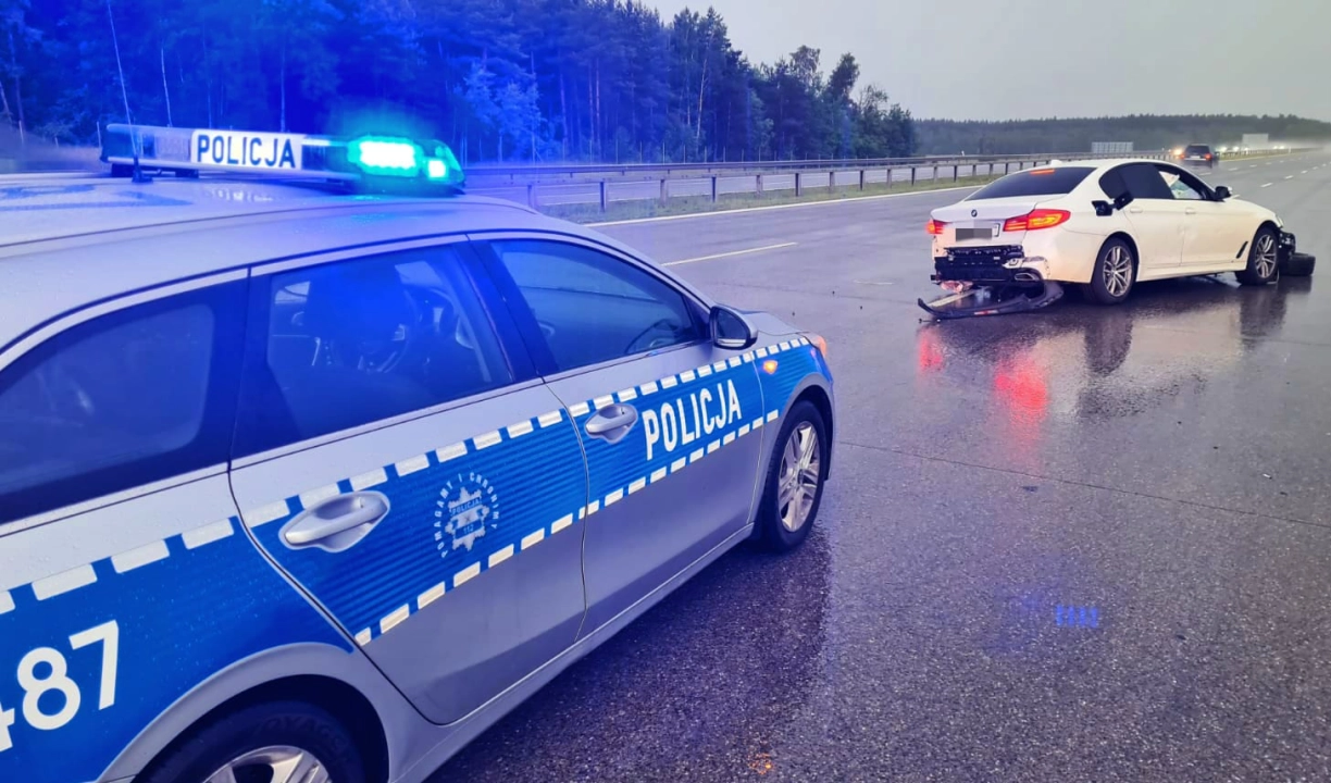 [WIDEO] Wypadek na A1 w okolicach Ładzic. Kierowca BMW uderzył w bariery energochłonne. Powód? Nadmierna prędkość