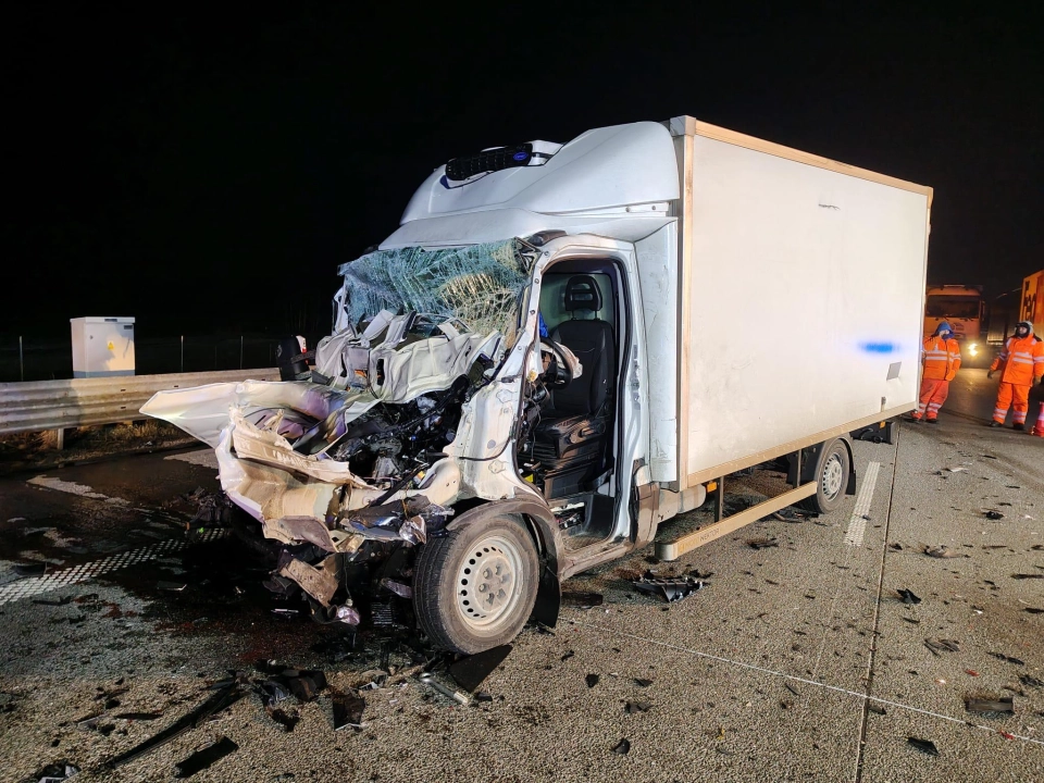 Bus uderzył w ciężarówkę. Jedna osoba trafiła do szpitala