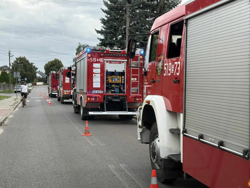 Pożar na ul. Staffa w Radomsku. Palił się traktor i garaż, zagrożone były inne budynki