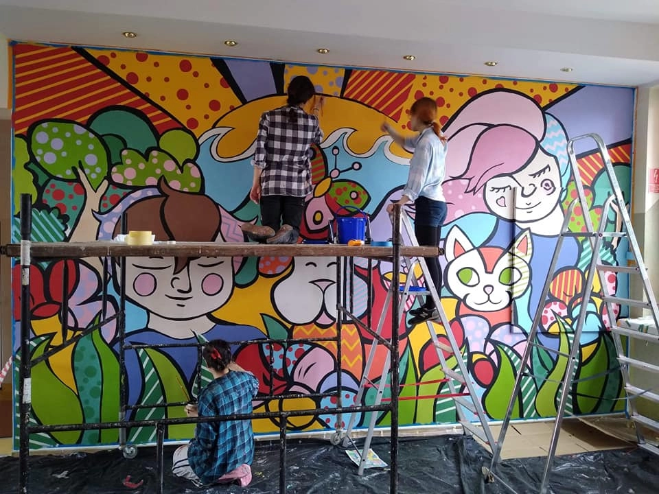Licealistki z częstochowskiego plastyka namalowały mural w PSP nr 7 w Radomsku