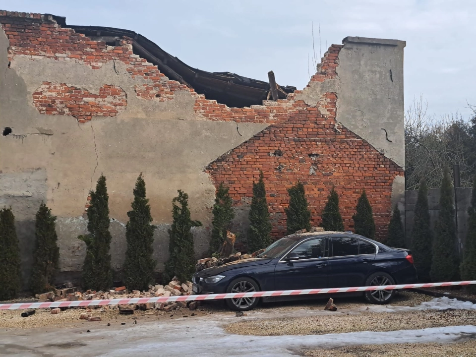 Ściana budynku zawaliła się na samochód przy ul. Przedborskiej w Radomsku