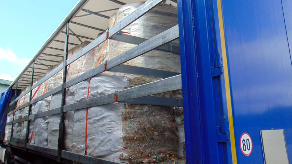 KAS zatrzymała transport 25 ton nielegalnych odpadów w Piotrkowie Trybunalskim