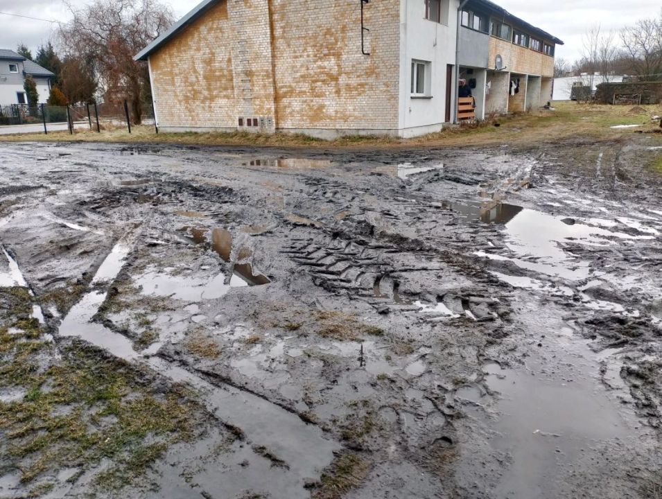 Mieszkańcy Pytowic toną w błocie
