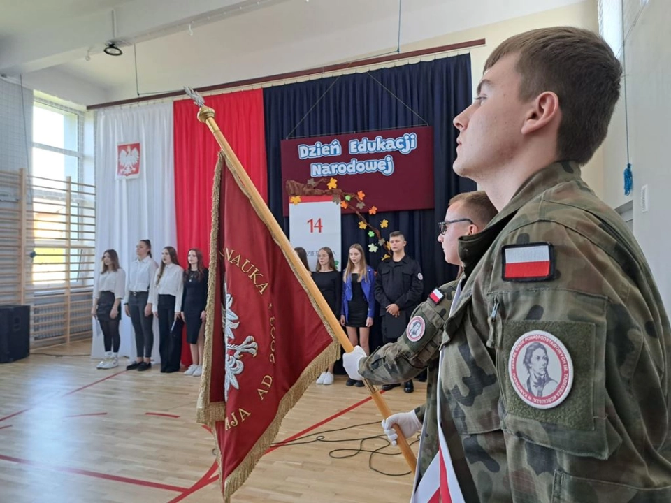 Dzień Edukacji Narodowej w ZSP w Kamieńsku. Były życzenia, tort i ślubowanie pierwszoklasistów