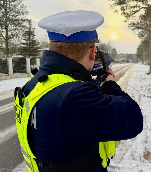Zima nie wybacza błędów. Policja sprawdza prędkość i stan pojazdów