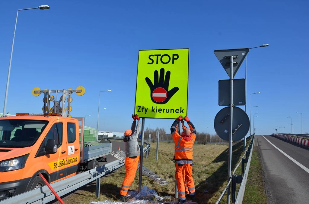 „STOP – zły kierunek” – nowe znaki na węzłach autostradowych w Łódzkiem