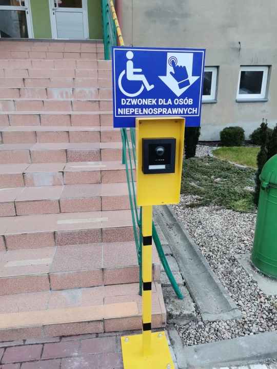 Dzwonek dla osób niepełnosprawnych przy budynku PGK w Radomsku