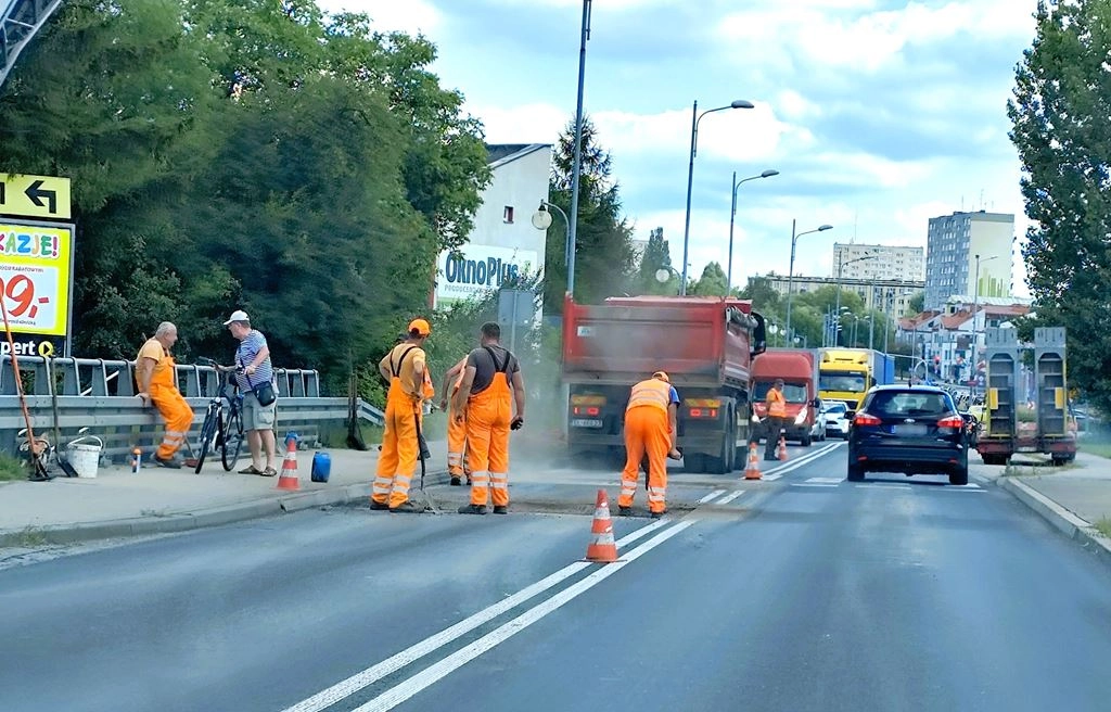 Trwa remont na ul. Brzeźnickiej w Radomsku. Obowiązuje ruch wahadłowy