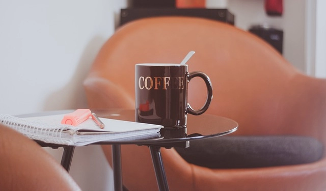 Stoliki kawowe – jaki design i kolorystyka będą odpowiednie dla Ciebie?