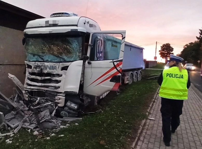 [WIDEO] Kierowca zasnął za kierownicą. Doszło do groźnej kolizji