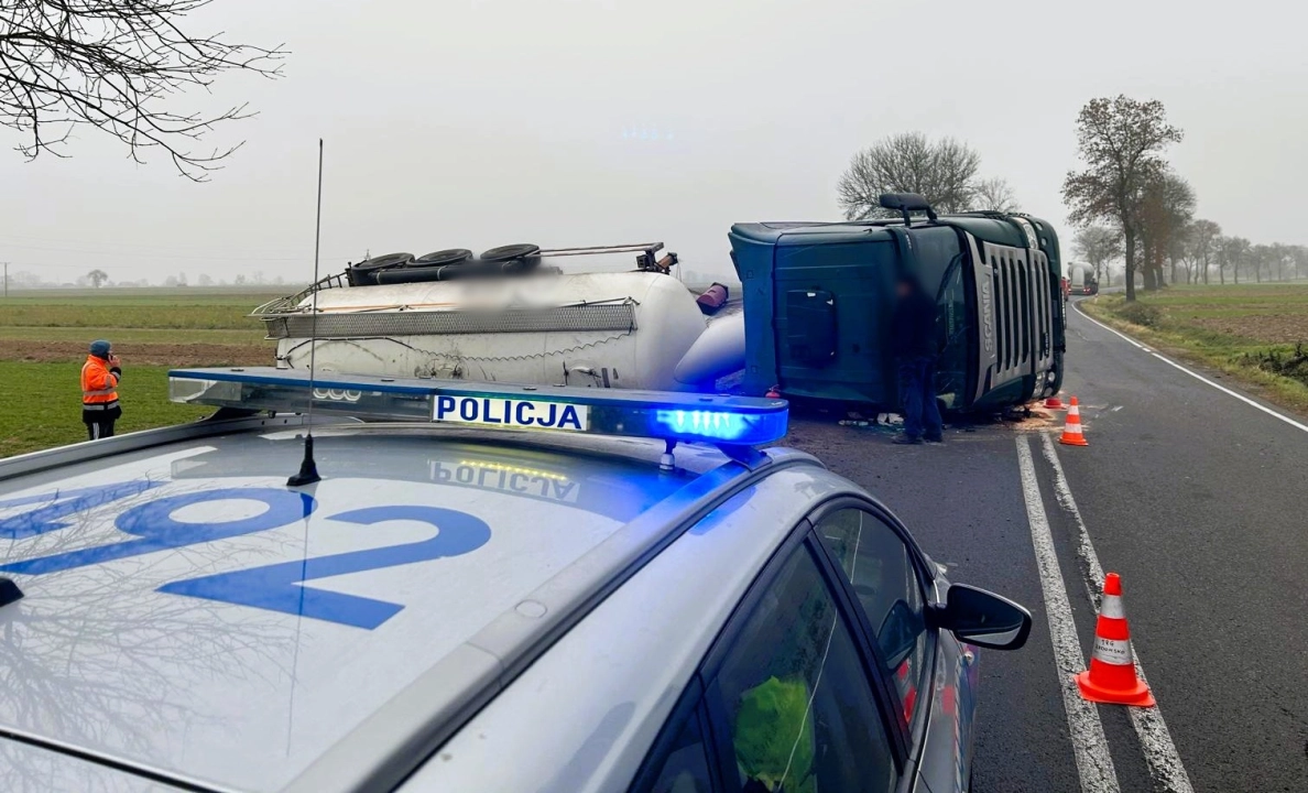 Samochód ciężarowy przewożący cement przewrócił się na drogę. Kierowca prawdopodobnie zasnął. Wciąż występują utrudnienia