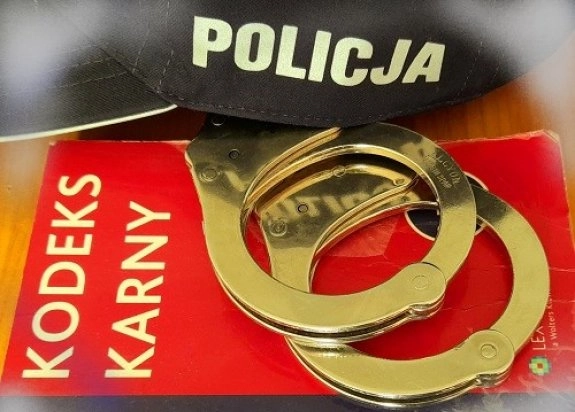 Radomszczańscy policjanci zatrzymali mężczyznę poszukiwanego dwoma listami gończymi