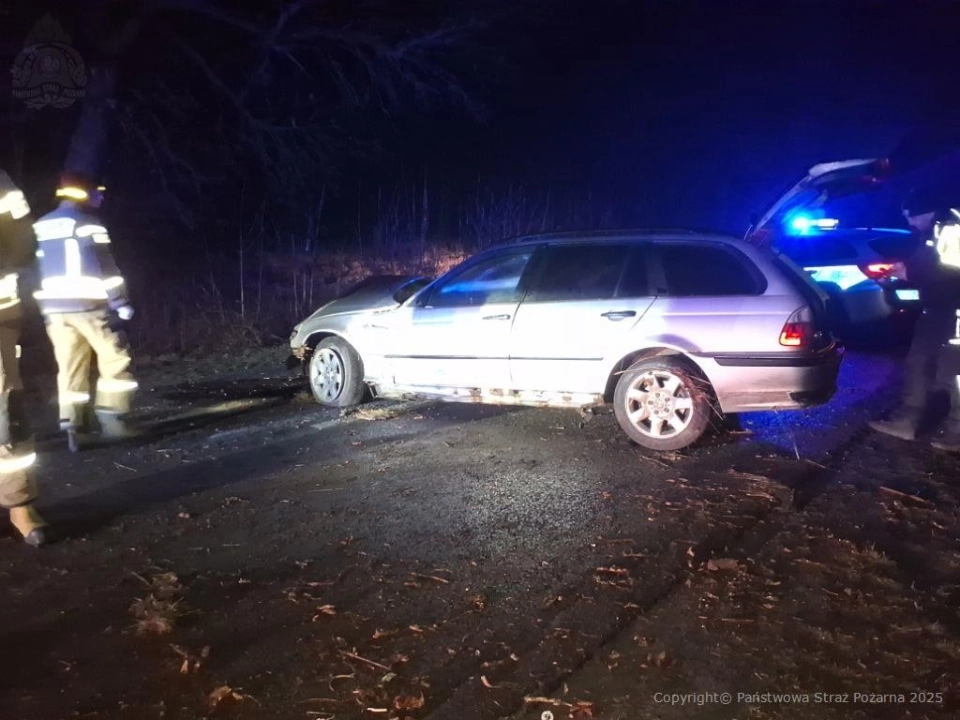 Jechał za szybko. Uderzył w drzewo