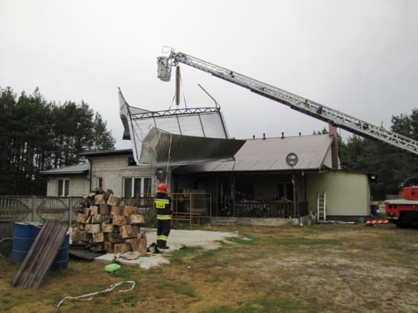 Burza nad powiatem: pożar, uszkodzony dach, powalone drzewo