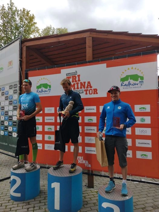 Mateusz Półrola na podium triathlonu w Radkowie