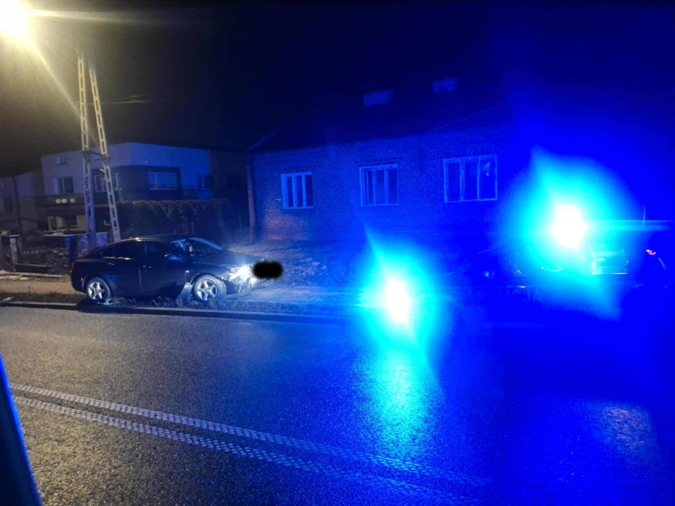 Uderzył w znak i barierę. Miał prawie 2 promile