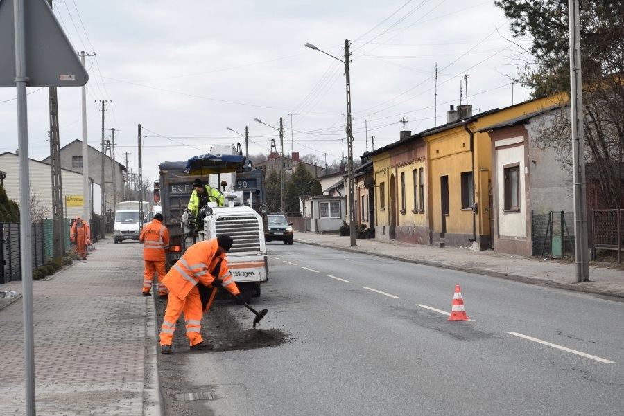 Na ul. Słowackiego w Kamieńsku trwają prace drogowe. Wprowadzono ruch wahadłowy