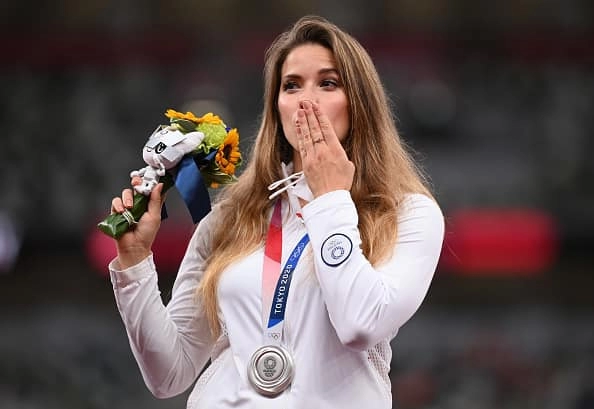 Srebrny medal olimpijski Marii Andrejczyk wystawiony na licytację dla Miłoszka Małysa