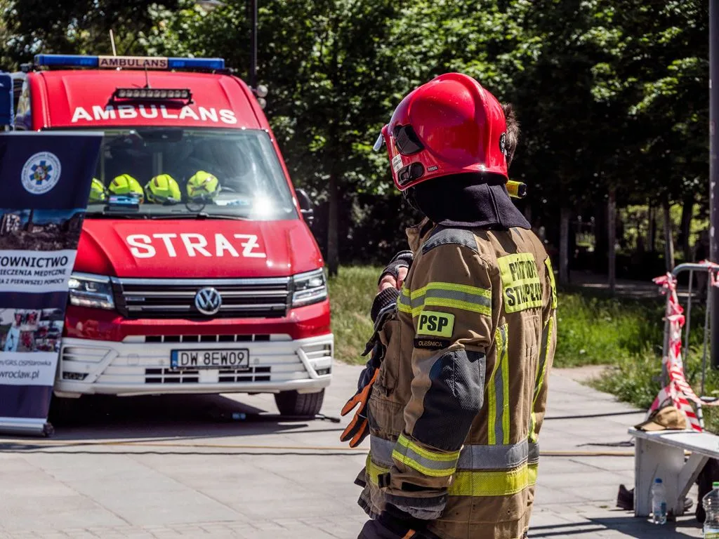 Strażacy i ratownicy walczyli o życie mężczyzny. Lekarz stwierdził zgon