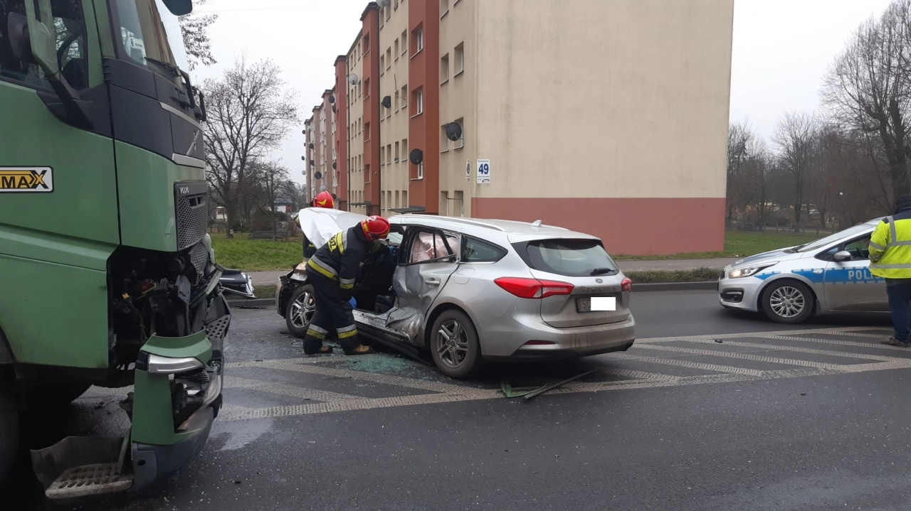 Wypadek przy ul. Brzeźnickiej w Radomsku. Ciężarówka zderzyła się z samochodem osobowym