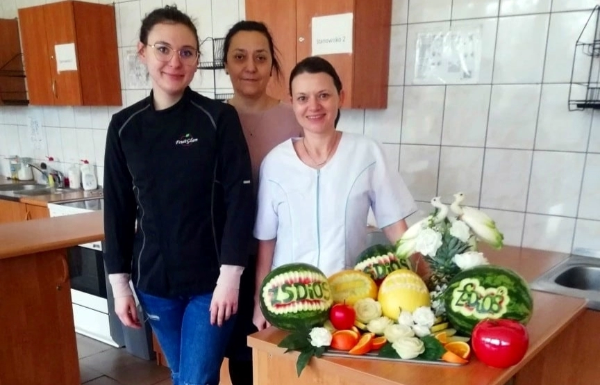Nauczycielki z „drzewniaka” rzeźbią w owocach i warzywach